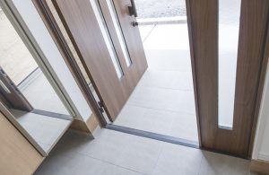 porte d'entrée ouverte donnant sur la rue