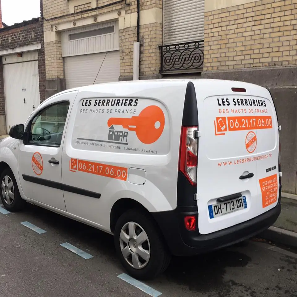 camionette des serruriers hdf garée 