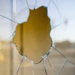Comment remplacer une vitre cassée ?