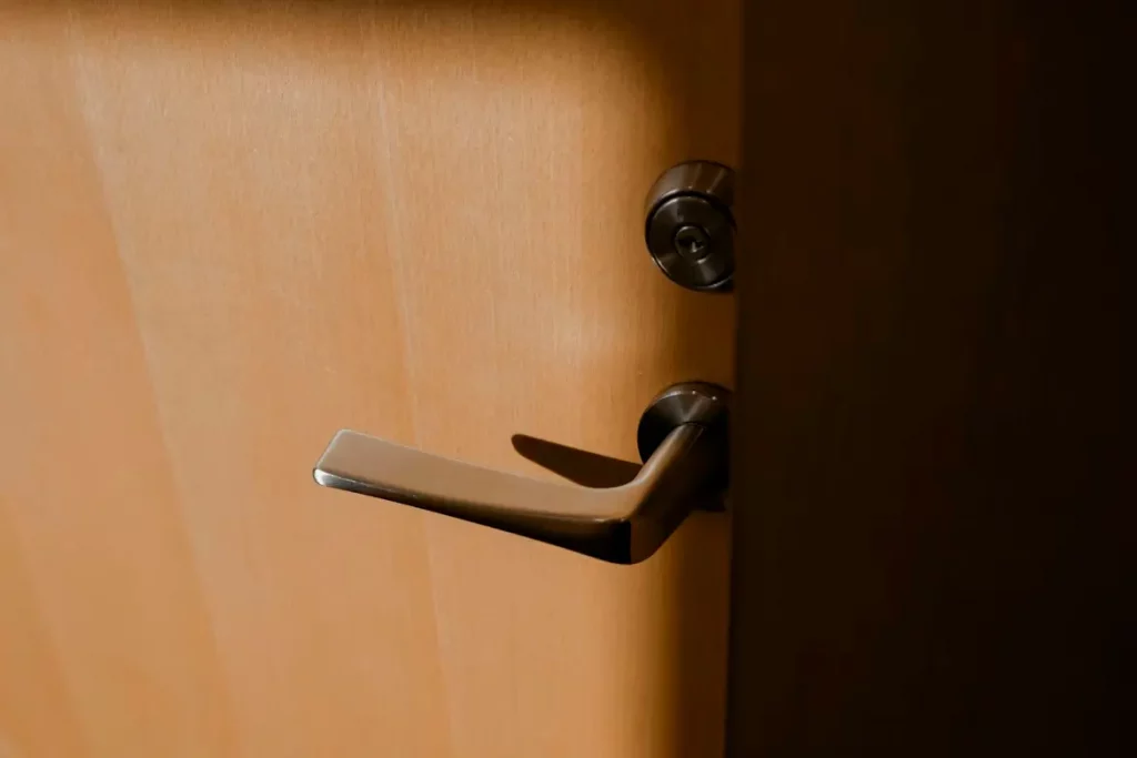 porte orange avec simple poignet à ouvrir sans clé