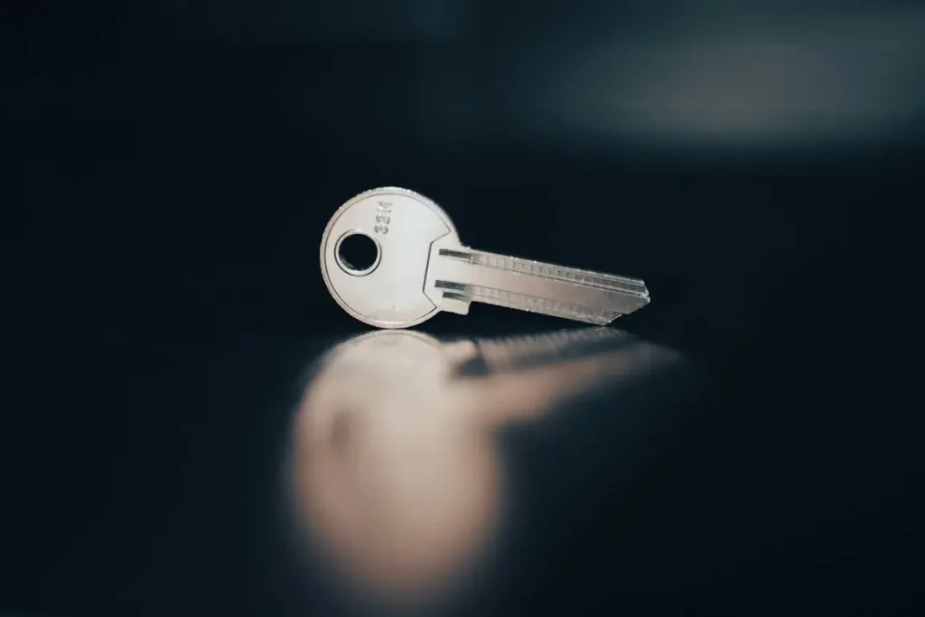 clé de porte sur fond noir posée à l'horizontale