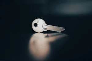 clé de porte sur fond noir posée à l'horizontale
