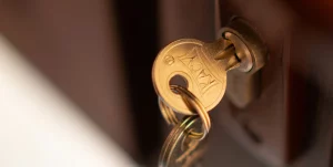clé insérée dans une serrure