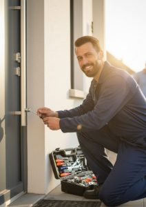 un serrurier qui termine de réparer un serrure