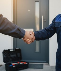 zoom sur le serrage de mains entre un serrurier seclin et un particulier