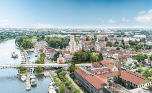 vue aérienne de la ville de wambrechies avec le canal qui passe le long de la ville