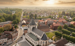 vue aérienne sur le centre ville de wattignies avec le clocher