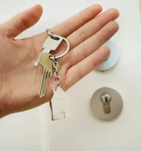 main d'un client montrant les clés d'un serrure réparée