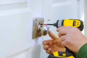 zoom sur mains d'un serrurier en train de retirer une serrure
