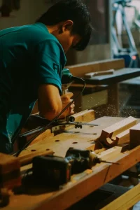 Menuisier professionnel démontrant l'expertise et le suivi technique des services menuiserie à Lille.