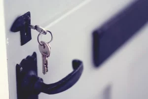 Clé restée sur la serrure d'une porte d'entrée — solution pour porte claquée clé à l'intérieur.