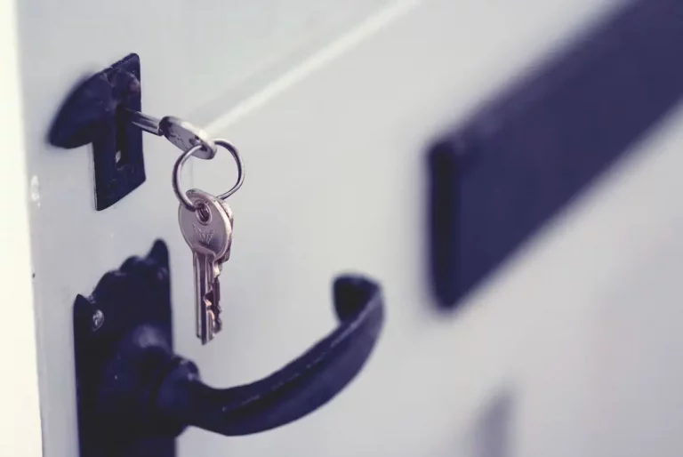 Clé restée sur la serrure d'une porte d'entrée — solution pour porte claquée clé à l'intérieur.